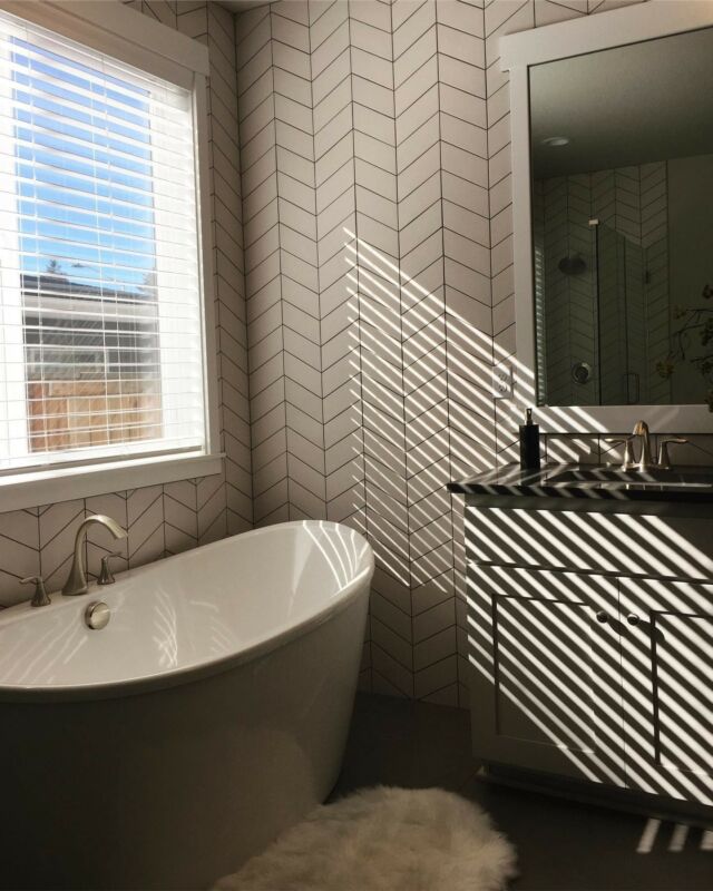 That moment when the natural light hits just right and all of the finishes come together✨⁠
⁠
Double tap if you wish you had a bathroom setting like this one?⁠
⁠
📷 @andrewpaulphotog