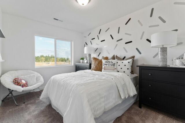 How cute is this kids bedroom idea? 🧁 This is from our 1520 townhome plan in Laurel Woods in Cornelius Oregon. Now selling - see more at the link in bio.⁠