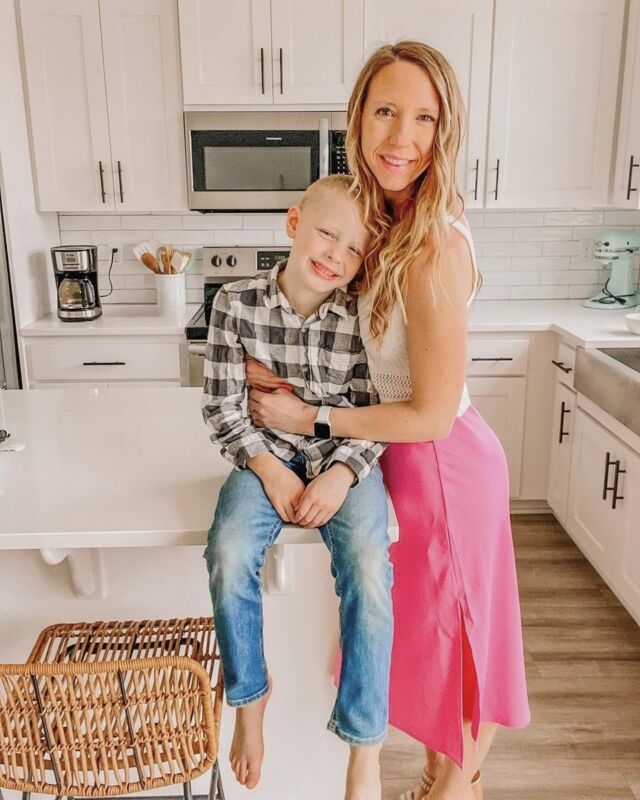 Home is where the heart is! @the.ali.way_'s Mama + son Valendate is the cutest thing we've seen today. 💕⁠
⁠
⁠
⁠
⁠
⁠
⁠
#homeownerspotlight #holthomespnw #valentinesday⁠ #newconstructionhomes #pnwlife⁠