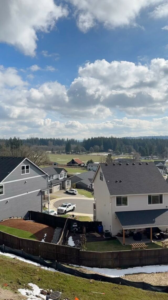 Sunny days at The Glades at Green Mountain in Camas, WA. 😍 

#camasrealestate #holthomespnw #pnwliving