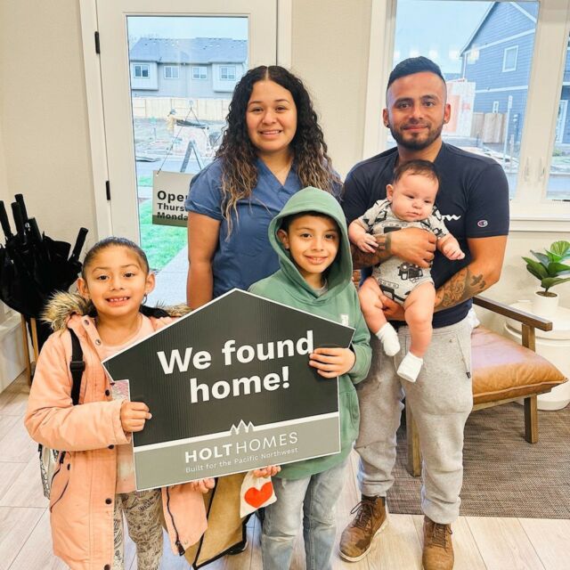 A HUGE congrats to this sweet family on their very first home! 🥳🔑✨ Thank you so much to Jennie, our awesome Laurel Woods Community Sales Consultant, for sharing this special moment. #holthomesPNW⁠
⁠
Find home today at the link in bio. ⁠
⁠
#newconstructionhomes #pnwlifestyle #corneliusoregon #laurelwoods