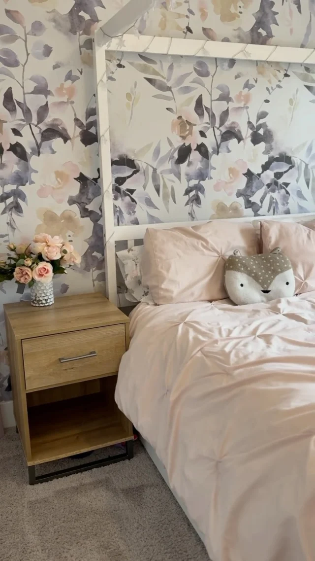 Creating a cozy and cute room for my girls was a dream for me when we bought our new Holt home. I wanted both rooms to feel elegant and unique. The wallpaper truly brings the rooms to life, adding a touch of charm that makes the spaces uniquely special for my girls.

#HoltHomes #HoltHomesPNW #pnwhomes #home #homeinspiration