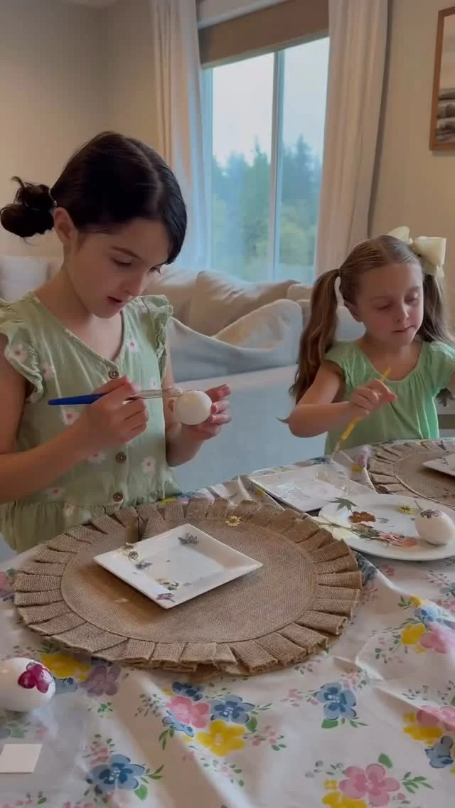 Looking for a simple yet elegant way to decorate Easter eggs? This year we decided to decorate with pressed flowers. It was very simple and turned out so beautiful 🥚🌸🌼

#holthomespnw #holthomes #homeinspiration #diyeaster #diyeasterdecor #pnw