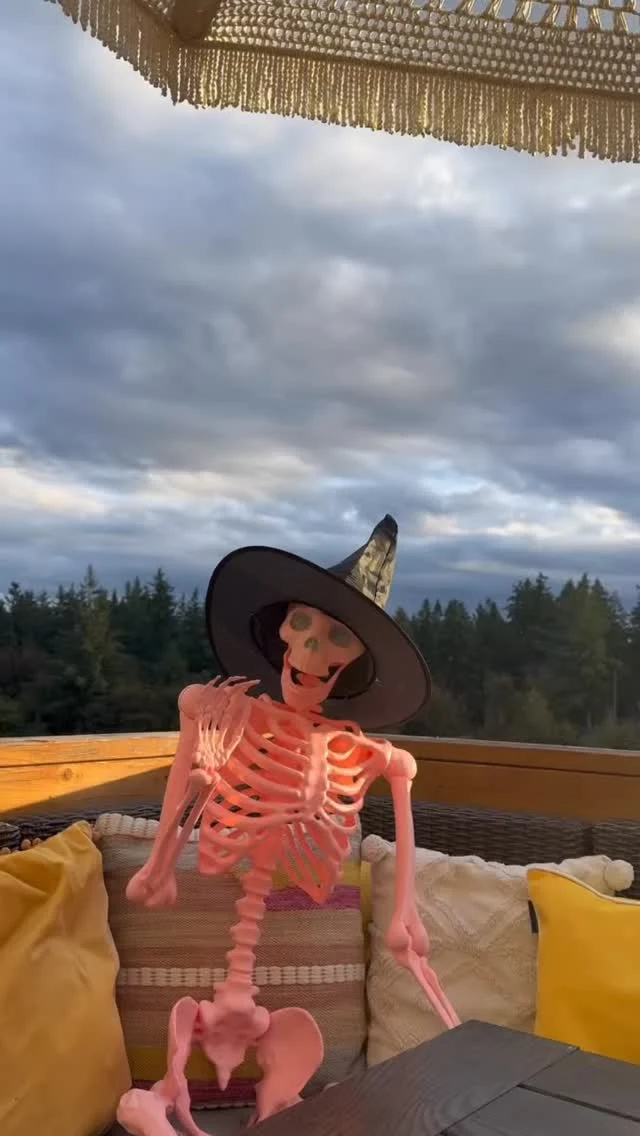 Pumpkin painting + personal charcuterie boards = the fall party of our dreams! 🧀🍷

Gathered with some of my favorite people for a cozy, creative night full of laughter, paint splatters, and very aesthetic snacks. Everyone brought their own charcuterie board and let’s just say… the competition was real 👀

From mini pumpkins to masterpiece-worthy cheese spreads, the vibes were unmatched.

#fallseason #holthomespnw #pumpkinpainting #holthomes