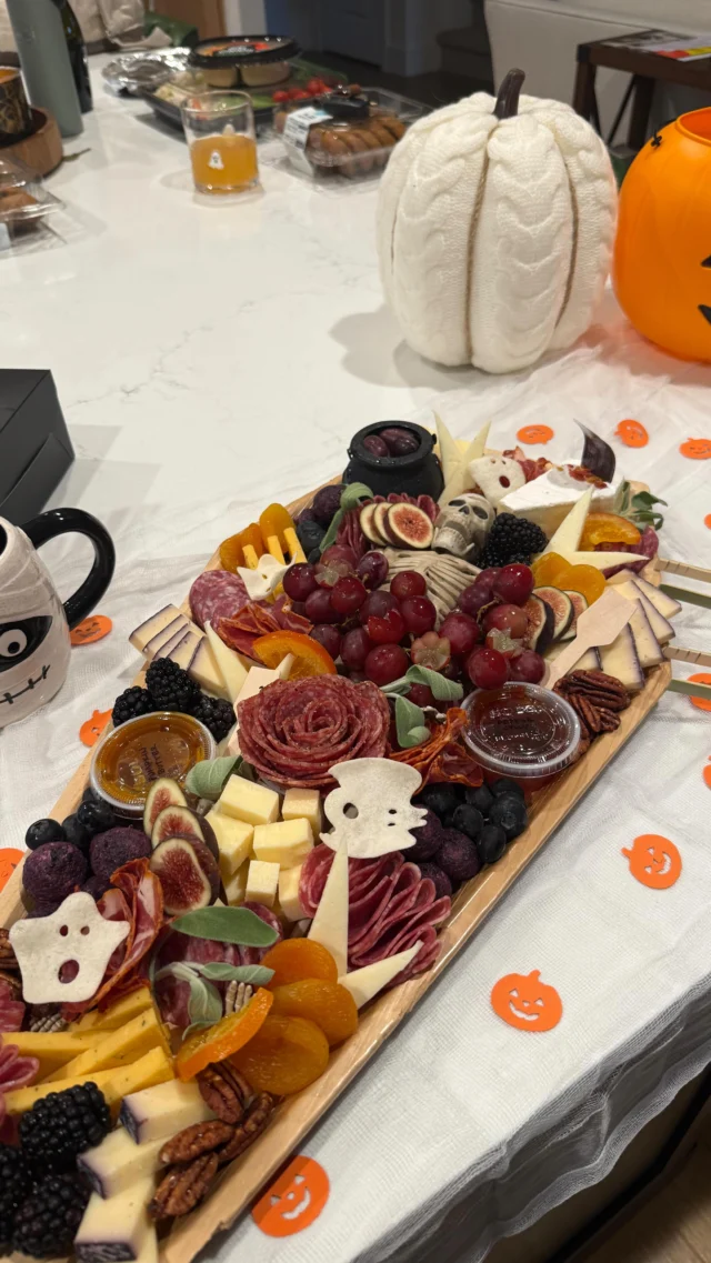 No tricks, just treats and besties 🏠🍬🎃

#holthomespnw #halloweeen #trickortreating #pnwlife