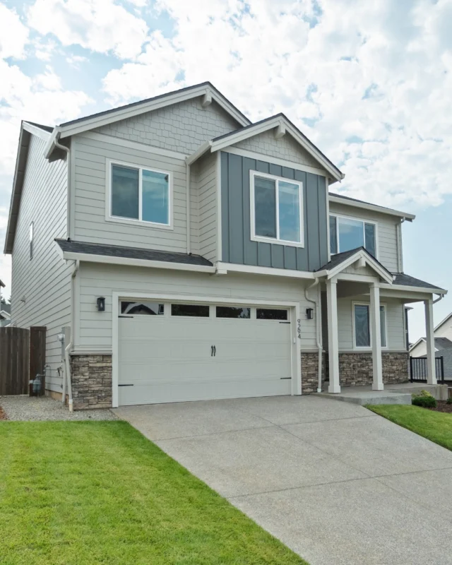 Space, style, and versatility all come together in Floor Plan 2676. With 2,676 sq ft of living space, this home features up to 5 bedrooms, 3 full baths, and a main floor den, perfect for families or hosting guests.

The open-concept kitchen and great room make everyday living and entertaining easy. Upstairs, a loft and spacious primary suite with a soaking tub offer the perfect place to unwind. Optional covered patio and 2–3 car garage complete the home 🏡🌿🛋️