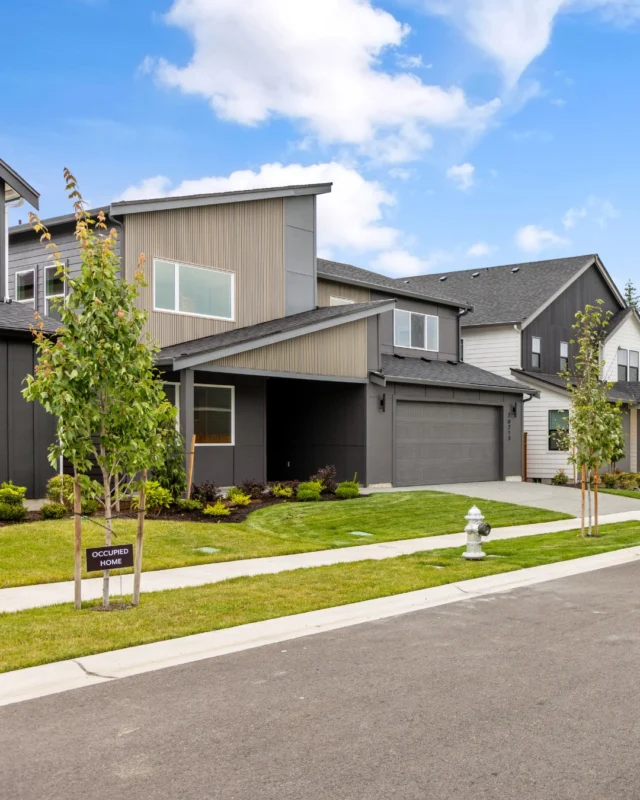 Floor plan 2822 in Glacier Pointe at Tehaleh is made for family life and entertaining 🏡 Open great room with optional fireplace, dine-in kitchen with oversized island, and a flexible space for work or play. Main-level guest suite plus luxurious upstairs primary, loft, and two more bedrooms mean there’s room for everyone. Covered patio adds the perfect spot to enjoy time outdoors in any season ✨