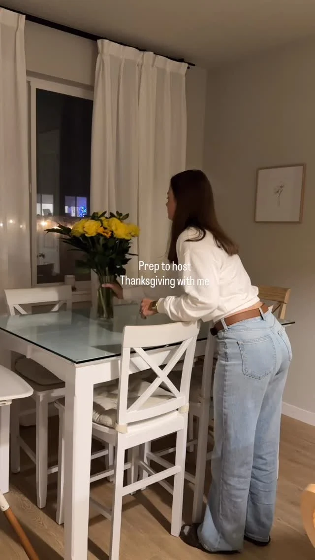 Hosting Friendsgiving in our cozy home, good food, great company, and all the fall vibes that make this season feel so special. Grateful for moments like these!
.
.
.
.
#athomewithholt #holthomes #createwithholt #holthomespnw 
.
.
.
#ad #sponsored #friendsgiving #thanksgivingdecor #fallvibes #pnwhomes #homedecor #tabledecor #holidayhosting #homeinspo #fallaesthetic #entertainingathome #cozyhome #modernfarmhouse #newhome #homebuilder #pnwlife #thankfulheart #gratefulgatherings #interiordesign #familytime #hostingtips