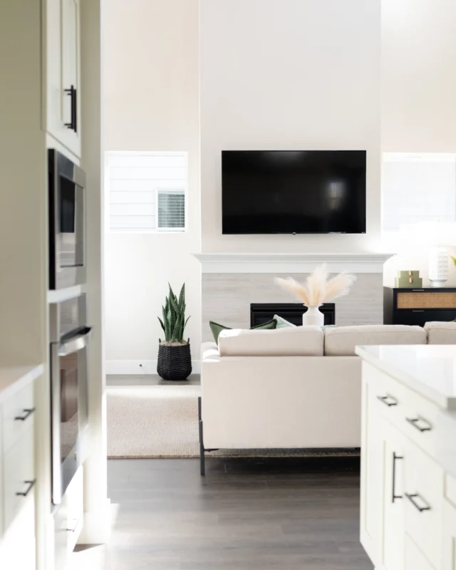 The kind of kitchen where snacks turn into dinners and “just stopping by” lasts all night